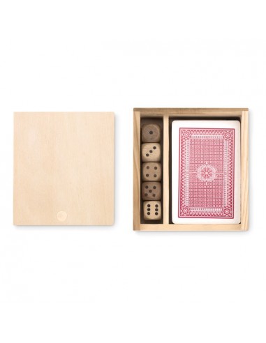Zestaw do gry zawierający 54 karty oraz 5 kostek. Zapakowany w drewniane pudełko.
